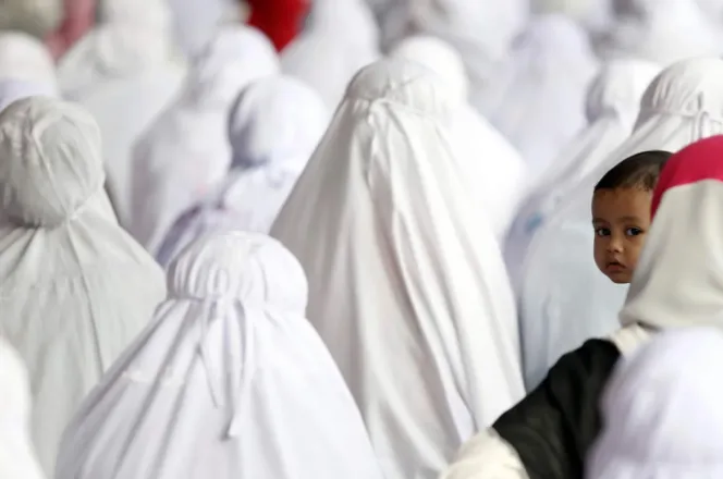 
 Shalat Sambil Gendong Anak